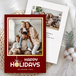 Gold Ornament Happy Holidays Foto Weihnachten Gold Folien Feiertagskarte<br><div class="desc">Diese minimalistische Weihnachtsfotokarte enthält den Text "Happy Holidays" und ist mit einem runden goldenen Folienschmuck akzentuiert. Der Hintergrund ist dunkel mit Akzenten von Goldfolie. Die Rückseite bietet Ihnen ein zusätzliches Foto und einen benutzerdefinierten Text,  um Ihre persönliche Nachricht zu verfassen.</div>