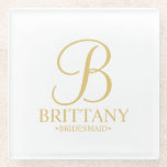Gold Personalisierte Monogramm und Name Bridesmaid Glasuntersetzer<br><div class="desc">Moderne Personalisierte Bridesmaid-Geschenke mit personalisiertem Monogramm in goldfarbenem,  elegantem Drehbuch-Schriftart-Stil mit Name und Titel der Brautjungfrau im klassischen Schriftart-Stil. Auch perfekt für Trauzeugin,  Mutter der Braut und mehr. Bitte beachten Sie: Die Details der Folie werden im Kunstwerk simuliert. Bei der Herstellung dieses Produktes wird keine Folie verwendet.</div>