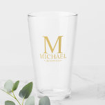 Gold Personalisierte Monogramm und Name Trauzeuge Glas<br><div class="desc">Personalisierte Trauzeuge Geschenke mit personalisierten Monogramm,  Trauzeugen Name und Titel in Gold klassische Serif Schriftart Stil. Auch perfekt für Trauzeuge,  Vater der Braut und mehr. Bitte beachten Sie: Die Details der Folie werden im Kunstwerk simuliert. Bei der Herstellung dieses Produktes wird keine Folie verwendet.</div>