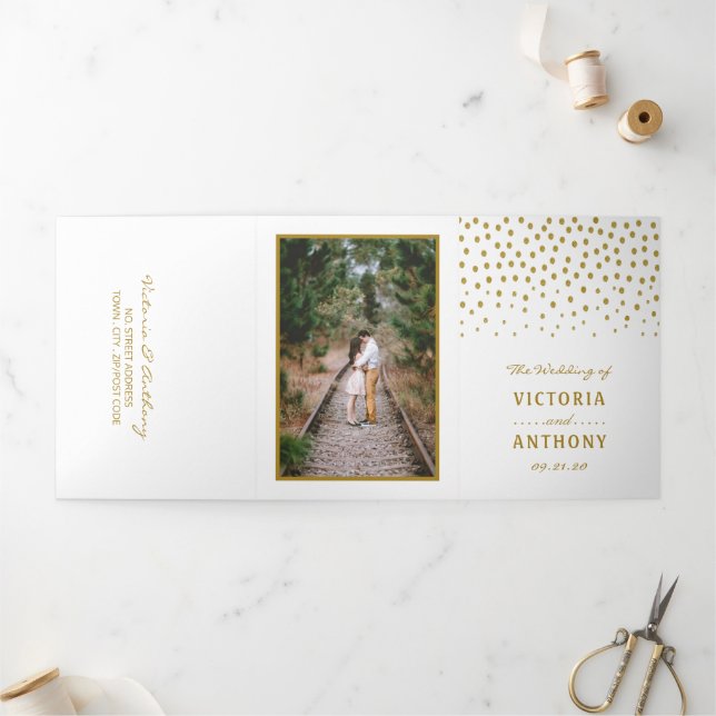 Gold Polka Dot Wedding Suite Dreifach Gefaltete Einladung (Außenbereich)