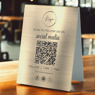 Gold QR Code Scan zu folgen uns im sozialen Netzwe Tischaufsteller