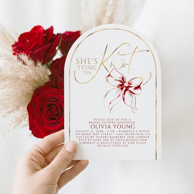 Gold Red Bow She's Tying The Knot Bridal Shower Einladung (Elegant Script Romantic Red Bow Bridal Shower Invitations)