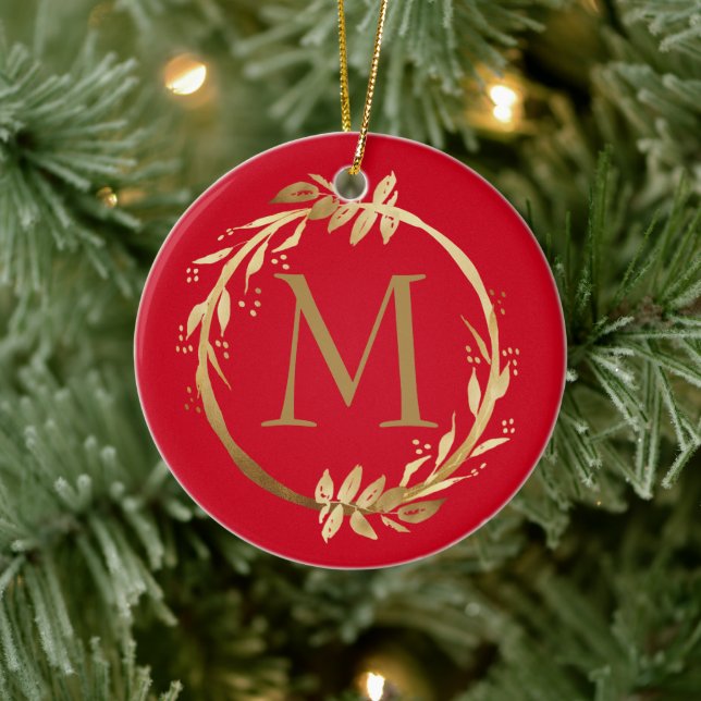 Gold Red Christmas Wreath Monogram & Family Foto Keramik Ornament (Baum)