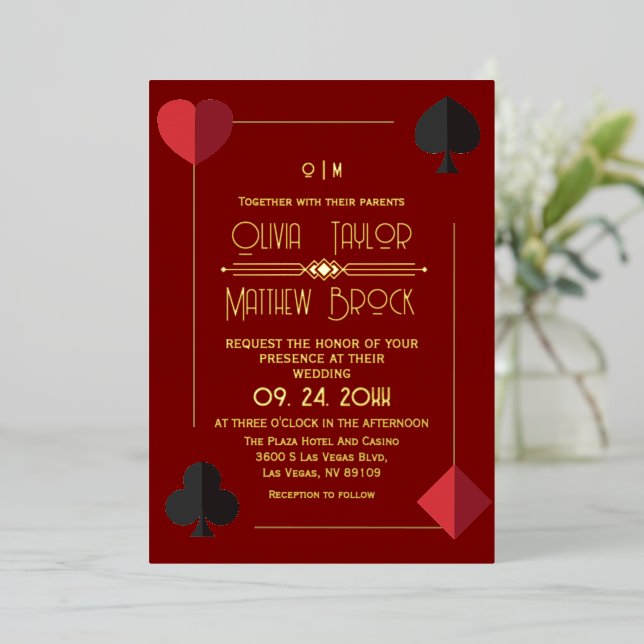 Gold Red Monogram Playing Card Einladungen (Stehend vorne)