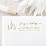Gold Script Pine Christmas Return Address Label<br><div class="desc">Elegante,  moderne Weihnachtsfamilien in Gold und Weiß-Hand-Rücksendeadressen-Aufkleber. Mit einem hübschen handgeschriebenen Drehbuch mit dem Sprichwort "fröhliche Weihnachten" im Swash-Schwanz-Schriftart,  kiefern Bäume mit kleinen Herzen. Ideal für die Weihnachtszeit,  einfach zu personalisieren mit Ihren Namen und Rücksendeadresse-Infos.</div>