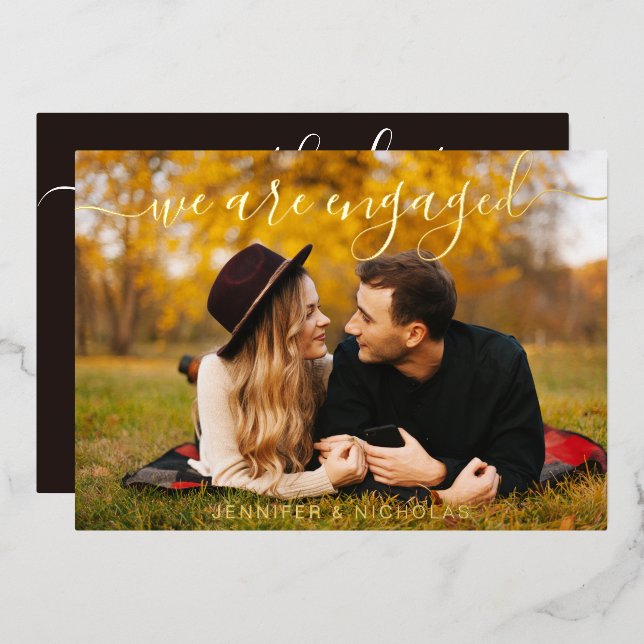 Gold Script Verlobung Foto Hochzeitssache Datum sp Folieneinladung (Vorderseite/Rückseite)