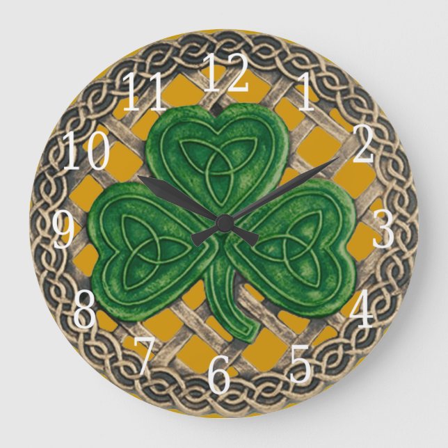 Gold Shamrock And Celtic Knots Round Clock Große Wanduhr (Vorderseite)