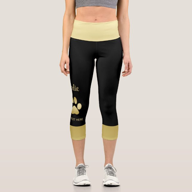 Gold Shiny Dog Paw auf schwarzem Hintergrund Capri Leggings (Vorderseite)