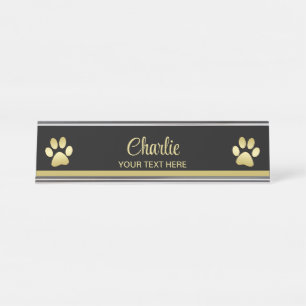 Gold Shiny Dog Paw auf schwarzem Hintergrund Schreibtischnamensplakette