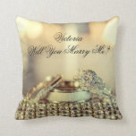 Gold Sie heiraten mir Vorschlag Name Skript Kissen<br><div class="desc">Schöne und elegante Victoria (Ihre Wahl für den Namen) "Heiraten Sie mich?" Das macht Ihren Vorschlag zu einem unvergesslichen und besonderen Tag,  an den Sie sich erinnern können. Legen Sie auf Ihr Bett mit Rose Blätter. Sie wird sicherlich "Ja" sagen,  indem sie dieses schöne Kissen hinzufügt.</div>