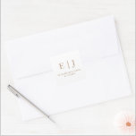 Gold Simple Wedding Monogram Couple Initials Quadratischer Aufkleber<br><div class="desc">Gold Simple Wedding Monogram Couple Initials Square Sticker. Personalisierte Aufkleber für Paare. Bearbeitbare Vorlage. Einfach und modern. Minimalistisch. Karo aus der Erholung der Kollektion für andere Designs und passende Schreibwaren.</div>