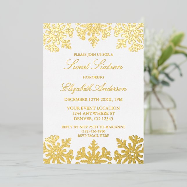 Gold Snowflake Winter Sweet 16 Folieneinladung (Stehend vorne)