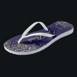 Gold Spitzen auf Navy Blue The Bride Hochzeit Flip Flops<br><div class="desc">Tanzen Sie die Nacht mit diesen schönen Hochzeitsflip-Flops. Sie sind für die Braut konzipiert und zeichnen sich durch ein schlichtes, aber elegantes Design aus, das mit goldfarbenen Schriftzeichen auf marineblau farbenem Hintergrund und extravaganten goldenen Spitzen- und Wirbel besticht. Eine schöne Art, extravagant und angemessen bleibe, während Sie Ihren Füßen eine...</div>