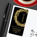 Gold Stars auf Black Christmas Rücksendeadresse Adressaufkleber<br><div class="desc">Große Rücksendeadressen-Aufkleber haben das Wort MERRY umgeben von goldenen Sternen,  Kreise und Punkten auf schwarzem Hintergrund und Ihre Infos in schicker Schrift. PASSEN SIE Einladungen und Grußkarten in unserer Sammlung.</div>
