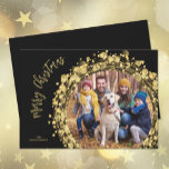 Gold Stars auf Black Merry Weihnachten Foto<br><div class="desc">Goldrunden, Sterne und Punktkranz auf schwarzem Hintergrund umgeben Ihr Lieblingsstift mit Ihren Namen und frohe Weihnachtsgrüße in schicker Schrift, eine wunderschöne Art, um Ihren Urlaub zu feiern. *NUTZEN SIE EIN HORIZONTALES FOTO, um die besten Ergebnisse zu erzielen oder Ihr Foto vor dem Hochladen auf ein Quadrat zu schneiden. WEITERE Artikel...</div>