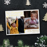 Gold Stars Merry & Bright 2 Fotos Folien Feiertagskarte<br><div class="desc">Merry & Bright Weihnachtsfotokarte mit zwei Fotos, goldenen Sternen und Goldfolientext. Weihnachtskarte in Weiß und Gold mit fröhlichem & hellen Druck in Goldfolie und vielen goldenen Sternen in verschiedenen Größen. Eine fröhliche und helle Fotokarte, die mit Ihrem Nachnamen, dem Jahr und zwei Fotos personalisiert ist, um Ihren Freunden und Verwandten...</div>