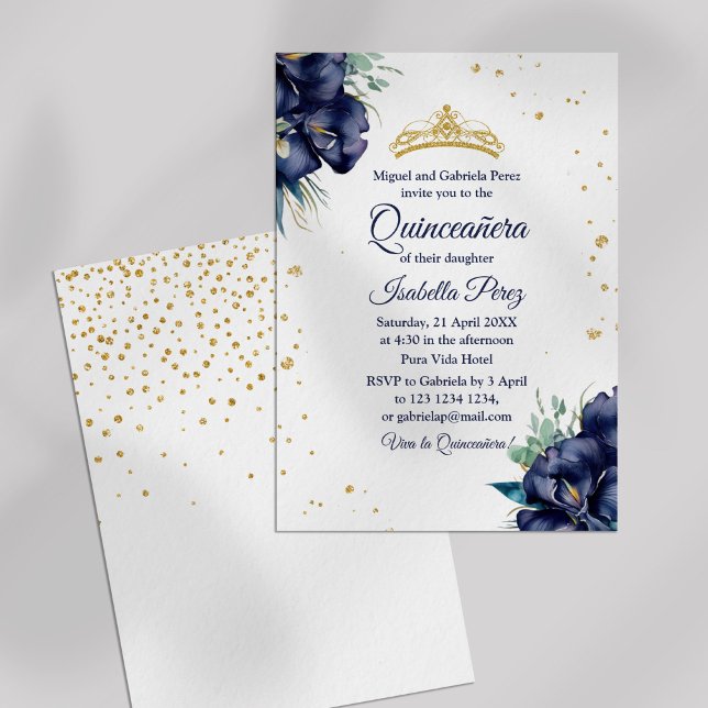Gold Tiara Glitzer und Blumenquinceanera Einladung (Gold Tiara Glitter and Floral Quinceanera Invitation on a white background.)