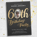 Gold Typografie Foto Modernes 60. Geburtstag Einladung<br><div class="desc">60. Geburtstag Gold Black Custom Foto Moderne Einladung. Eine faszinierende Mischung aus zeitgenössischem Stil und zeitloser Eleganz. Vor einem schwarzen Hintergrund erzeugen schimmernde goldene Folienakzente einen auffallenden Kontrast, der das Auge auffängt. Ihr individuelles Foto fügt eine persönliche Touch hinzu und macht diese Einladung zum Geburtstag Ihres Meilensteins wirklich einzigartig. Mit...</div>