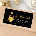 Gold und Black Christmas Geschenk Adressaufkleber<br><div class="desc">Dieses elegante und schicke Adressetikett besticht durch einen vergoldeten Weihnachtsbaum mit einem Geschenk. Der Text kombiniert handgeschriebene Skripte mit modernen serifenlosen Schriftart für ein elegantes und raffiniertes Aussehen. Der fallende Schnee, Schneeflocken und Glitzern geben eine festliche und magische Touch. Das ist perfekt für Weihnachten und die Ferienzeit.</div>