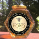 Gold- und Black Honey-Label mit Vintager Bienenkön Runder Aufkleber<br><div class="desc">Das Gold Label mit Vintager Queen Bee hat einen schwarzen Rand, der Ihren Apiary-Namen und Ihren Apiary-Standort umkreist. Der Name des Imperiums wird in kurvigem Text über der Oberseite angezeigt, und der Name, die Stadt und die Stadt des Imkers sind in kurvigem Text auf der unteren Hälfte des Labels geschrieben....</div>