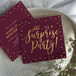 Gold und Burgund | Überraschung 60. Geburtstagspar Einladung<br><div class="desc">Feiern Sie Ihren besonderen Tag mit dieser stilvollen,  modernen Überraschungsgeschenk-Einladung zum Geburtstag. Dieses Design zeichnet sich durch schicke goldtexturierte Kalligraphie und Konfetti auf einem bordeauxroten Hintergrund aus. Sie können den Text an jeden Geburtstag oder jedes Ereignis anpassen. (21.,  30.,  40.,  50.,  60.,  70.,  80.,  90.,  100.)</div>