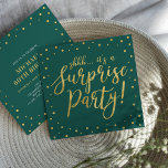 Gold und Grün | Überraschung 60. Geburtstagsparty Einladung<br><div class="desc">Feiern Sie Ihren besonderen Tag mit dieser stilvollen,  modernen Überraschungsgeschenk-Einladung zum Geburtstag. Dieses Design zeichnet sich durch schicke goldtexturierte Kalligraphie und Konfetti auf einem Smaragdgrünen Hintergrund aus. Sie können den Text an jeden Geburtstag oder jedes Ereignis anpassen. (21.,  30.,  40.,  50.,  60.,  70.,  80.,  90.,  100.)</div>