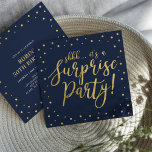 Gold und Marine | 50. Überraschende Geburtstagspar Einladung<br><div class="desc">Feiern Sie Ihren besonderen Tag mit dieser modernen,  goldenen und navy Geburtstagsgeschenk-Vorlage. Dieses Design zeichnet sich durch schicke goldtexturierte Kalligraphie und Konfetti-Hintergrund aus. Sie können den Text an jeden Geburtstag oder jedes Ereignis anpassen. (21.,  30.,  40.,  50.,  60.,  70.,  80.,  90.,  100.)</div>
