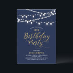 Gold und Marine | Moderne 50. Geburtstagsparty für Einladung<br><div class="desc">Feiern Sie einen besonderen Tag mit dieser schicken goldenen Party Einladung! Dieses Design zeichnet sich durch Streichellichter und eine stilvolle Goldskripttypografie mit mariniertem Hintergrund aus.</div>