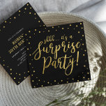 Gold und Schwarz | 50. Überraschende Geburtstagspa Einladung<br><div class="desc">Feiern Sie Ihren besonderen Tag mit dieser stilvollen,  modernen Überraschungsgeschenk-Einladung zum Geburtstag. Dieses Design zeichnet sich durch schicke goldtexturierte Kalligraphie und Konfetti auf einem schwarzen Hintergrund aus. Sie können den Text an jeden Geburtstag oder jedes Ereignis anpassen. (21.,  30.,  40.,  50.,  60.,  70.,  80.,  90.,  100.)</div>