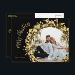 Gold und Schwarz Frohe Weihnachten<br><div class="desc">Goldrunden, Sterne und Punktkranz auf schwarzem Hintergrund umgeben Ihr Lieblings-Foto mit Ihren Namen und frohe Weihnachtsgrüße in schicken Schriften und Ihren persönlichen Gruß auf der Rückseite dieser Postkarten. *NUTZEN SIE EIN HORIZONTALES FOTO, um die besten Ergebnisse zu erzielen oder Ihr Foto vor dem Hochladen auf ein Quadrat zu schneiden. WEITERE...</div>