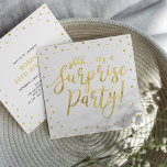 Gold und Weiß | 50. Überraschende Geburtstagsparty Einladung<br><div class="desc">Feiern Sie Ihren besonderen Tag mit dieser stilvollen,  modernen Überraschungsgeschenk-Einladung zum Geburtstag. Dieses Design zeichnet sich durch schicke goldtexturierte Kalligraphie und Konfetti-Hintergrund aus. Sie können den Text an jeden Geburtstag oder jedes Ereignis anpassen. (21.,  30.,  40.,  50.,  60.,  70.,  80.,  90.,  100.)</div>