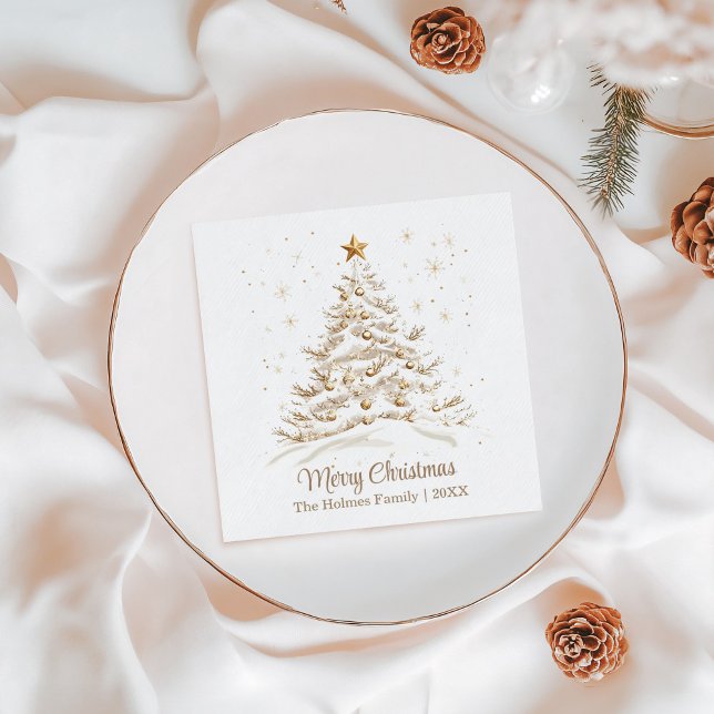 Gold und weiße Weihnachtsbaume mit Familienname Serviette (Gold and White Christmas Tree with Family Name Napkins on a white Christmas table.)