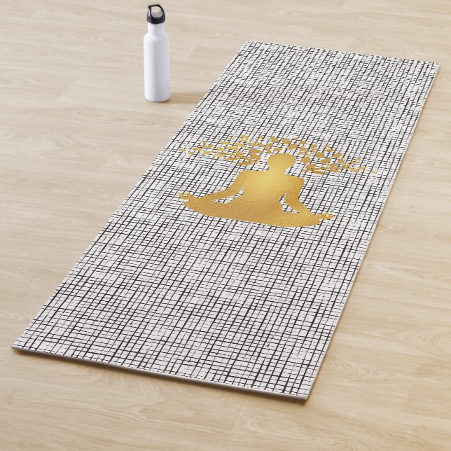 Gold vermittelnder Mann mit Baumklammern Yogamatte (Beispiel)