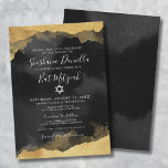 Gold Watercolor Star von David Mitzvah Einladung<br><div class="desc">Diese elegante Bat Mitzvah-Einladung zeichnet sich durch einen schwarzen Hintergrund aus. Imitate mit goldener Wasserfarbe oder Alkoholfarbe umrahmen Ober- und Untersohle. Das Design präsentiert eine Mischung aus Schriftzypografie und klassischen Serif-Schriftart und schafft so ein schlichtes und dennoch raffiniertes Aussehen. In der Mitte fügt ein Star of David der Einladung eine...</div>