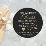 GOLD Wedding Heart Herzlichen Dank | Vielen Dank Runder Aufkleber<br><div class="desc">Liebliche kalligraphische Skript danken Ihnen Hochzeit,  Heirat Geschenk Gunst Sticker zu Ihrem Gast Geschenk Favoriten hinzufügen. Imitate goldenes Folienhorn mit schwarzem Hintergrund. "Herzlichen Dank von uns an Sie an dem Tag,  an dem wir gesagt haben,  ich tue es". Ideal für jeden Frühling,  Frühling oder Sommer Themenabend. Bearbeiten von Vorlagenlabels</div>