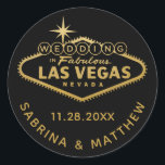 Gold Wedding in Vegas Sign Fevor Label Runder Aufkleber<br><div class="desc">Hochzeit in Fabulous Las Vegas Sign in Imitate Gold und schwarze Gefallen Aufkleber oder Umschlag Aufkleber für Ihre Vegas Hochzeit in Urlaubsort oder Vegas Thema Hochzeit, Brautparty, Junggeselinnen-Abschied, Bachelor Party. Ideal für Vegas Theme Duschen und Ankündigungen oder ergänzen Sie Ihre Save the Date und Einladungen. Klicken Sie auf Weiter, um...</div>