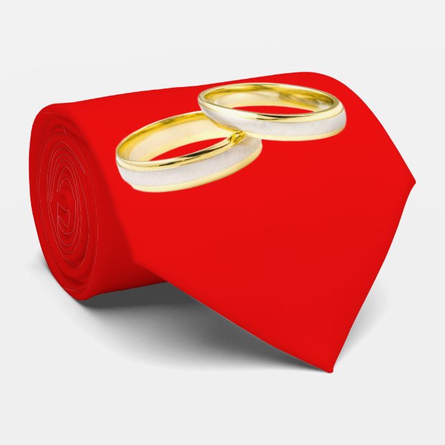 Gold Wedding Rings on Red Krawatte (Gerollt)