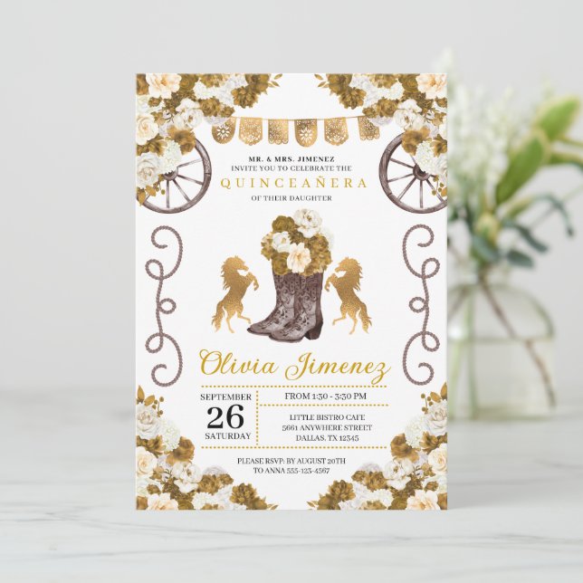 Gold Western Mariachi Charro Boots Quinceañera Einladung (Stehend Vorderseite)