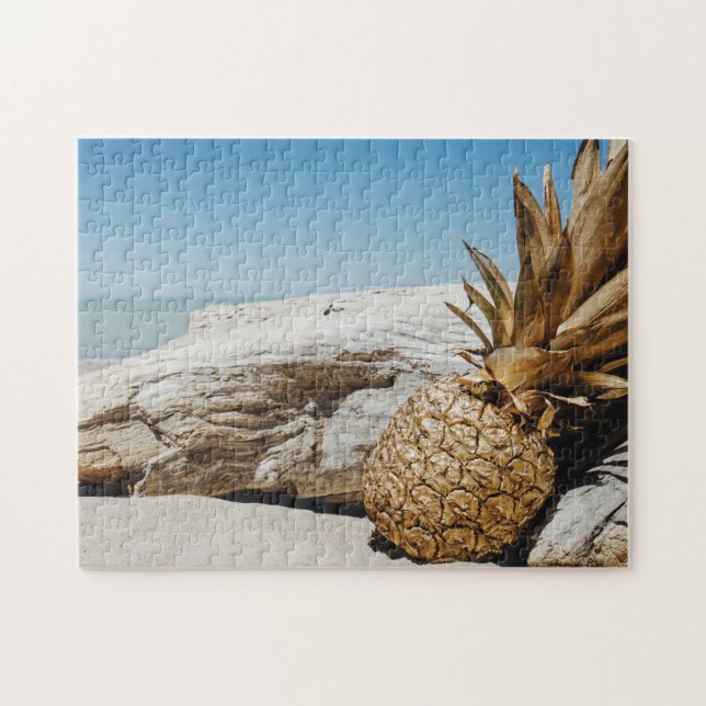 Goldananas auf dem Strand (Horizontal)