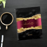 Goldbarren-Marmorname Planer<br><div class="desc">Schwarz Bordeaux und Imitate Gold, Age, Marmor-Stein-Druck als Hintergrund. Personalisieren und fügen Sie Ihren Namen und ein Jahr. Der Name ist mit einem modernen handgeschriebenen Stilskript geschrieben.</div>