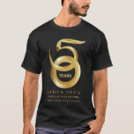 Golden 50 th Wedding Anniversary Personalisiertes  T-Shirt<br><div class="desc">HINWEIS - dies sind gedruckte Bilder von Gradienten Gold Metall.. nicht wirklich mit Folie bedruckt auf Stoff (um eine Prägung auf Stoff zu erhalten, würde mindestens dreimal so viel kosten). Personalisieren Sie dieses raffinierte, zeitgenössische, schlichte, elegante Gold 50 Jahre Jubiläum Top/T - Shirt für einen Freund/Verwandten 50. Jubiläum. Ein hochwertiger...</div>