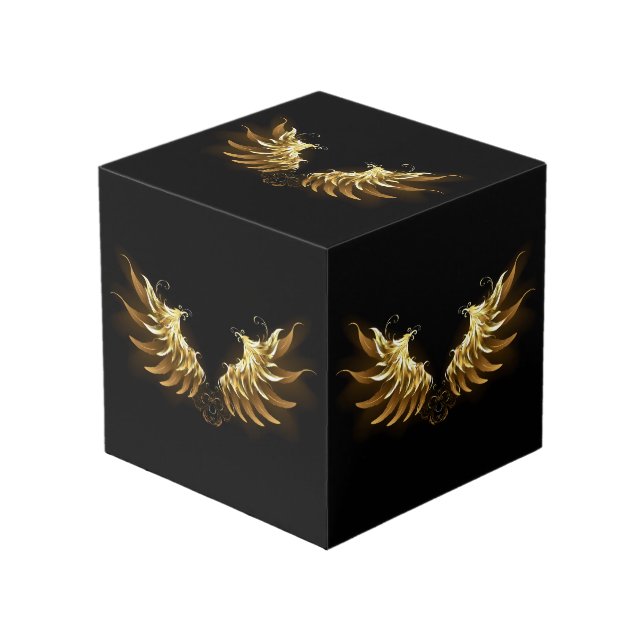 Golden Angel Wings auf schwarzem Hintergrund Würfel (Vorderseite Schrägansicht)