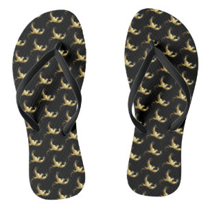 Golden Bird im schwarzen Hintergrund Flip Flops