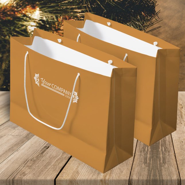 Golden Brown White Business Logo, Schneeflocken Pr Große Geschenktüte (orange spice holiday Christmas gift bag with white logo and snowflakes, promo logo'd company gifts)