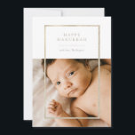Golden Champagne Frame Hanukkah Foto Feiertagskarte<br><div class="desc">Elegante Imitate goldener Rahmen,  Happy Hanukkah Holiday Fotokarte. Funktionen,  Single-Foto auf der Vorderseite und zwei Fotoplattstellen auf der Rückseite der Karte mit koordinierendem Champagner beige Hintergrund.</div>