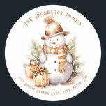 Golden Christmas Snowman Rücksendeadresse Runder Aufkleber<br><div class="desc">Fügen Sie diesen Golden Christmas Snowman Rücksendeadresse Classic Round Sticker zu Ihren Weihnachtsnachrichten. Diese niedlichen, festlichen Sticker sind mit einem Jolly Snowman entworfen, der in einem goldenen Hut und Scarf mit Akzenten von grünen und roten Holly-Zweigen auf weißem Hintergrund gekleidet ist. Der Text enthält: Ihr Familienname und Ihre Rücksendeadresse. Um...</div>