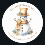 Golden Christmas Snowman Rücksendeadresse Runder Aufkleber<br><div class="desc">Fügen Sie diesen Golden Christmas Snowman Rücksendeadresse Classic Round Sticker zu Ihren Weihnachtsnachrichten. Diese niedlichen, festlichen Sticker sind mit einem Jolly Snowman entworfen, der in einem Goldhut und Scarf mit Akzenten der Grünen und Roten Holly Branches auf weißem Hintergrund gekleidet ist. Der Text enthält: Ihr Familienname und Ihre Rücksendeadresse. Um...</div>