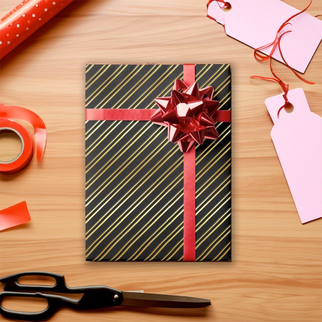 Golden Diagonal Streifen auf schwarz oder Ihre eig Geschenkpapier (Von Creator hochgeladen)