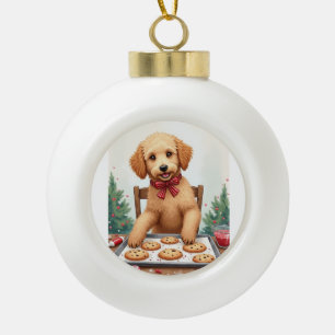Golden Doodle beim Dekorieren von Weihnachtsplätzc Keramik Kugel-Ornament