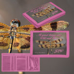 Golden Dragonfly Wild und Free Thoreau Pink Trifold Geldbörse<br><div class="desc">Diese natürlich schöne Zitate Henry David Thoreau "Alle guten Dinge sind wild und frei". Seine erdigen Farben Gold, Braun, Taupe und Rosa werden eine natürliche Erinnerung sein, um das Leben voll zu leben und jeden Augenblick zu schätzen, wie diese goldene Libelle mit ihren imposanten Flügeln weit verbreitet. Libellen symbolisieren Veränderung,...</div>